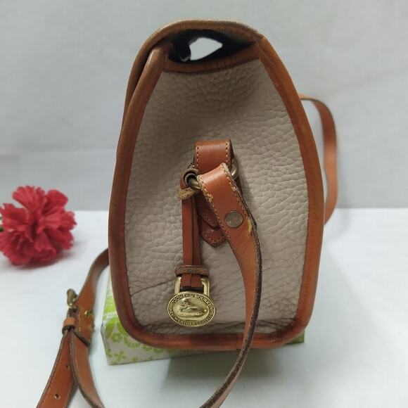Dooney & Bourke Ivory Leather Flap Closure Crossbody Bag - VTG -Made in USA - Picture 5 of 16